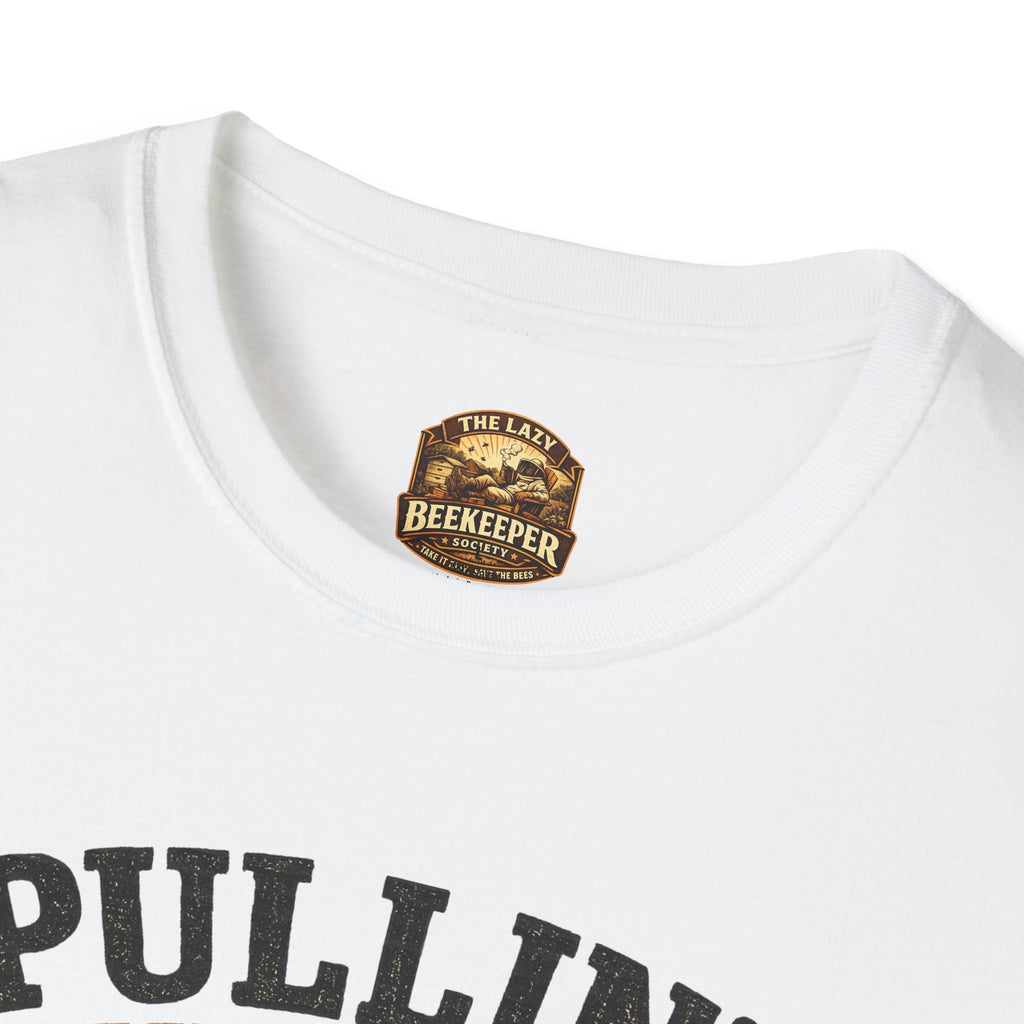 Pullin' Supers Imker-T-Shirt — Built Different