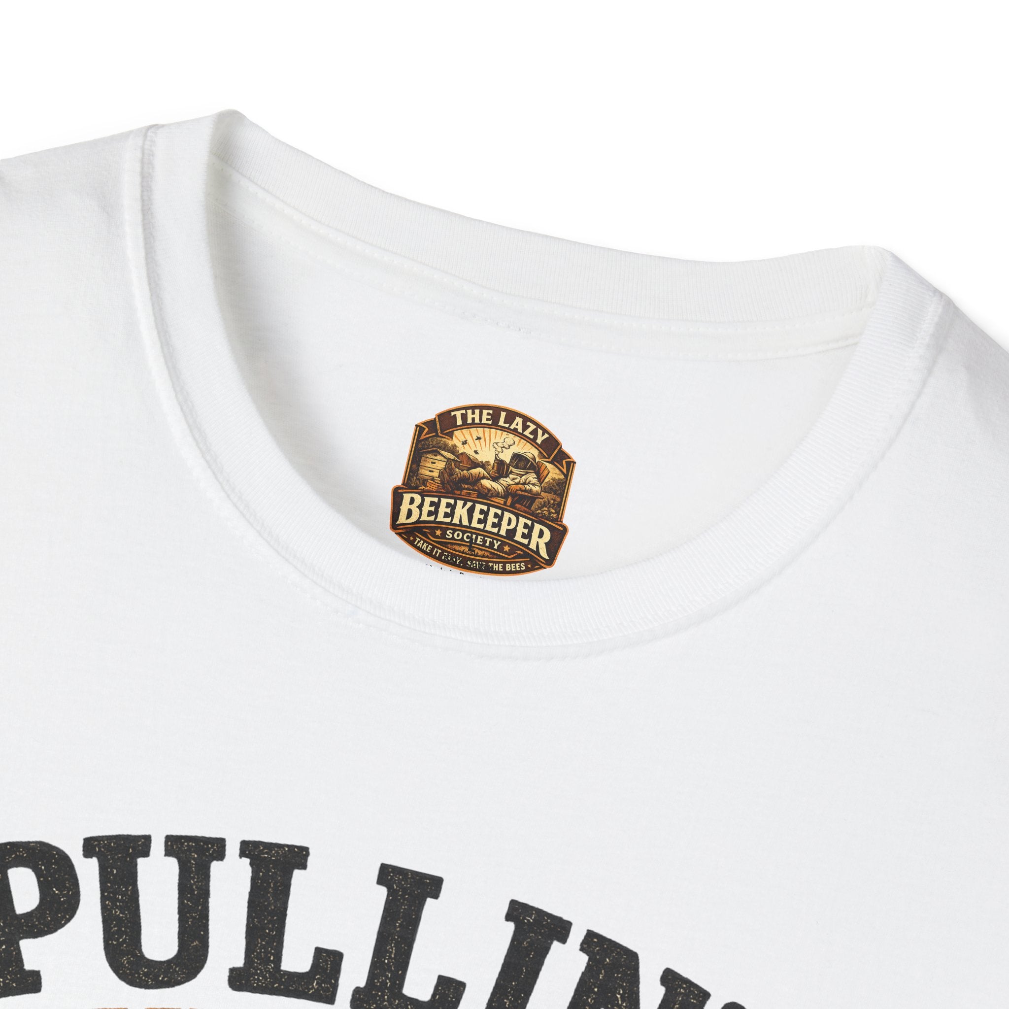 Pullin' Supers Imker-T-Shirt — Built Different
