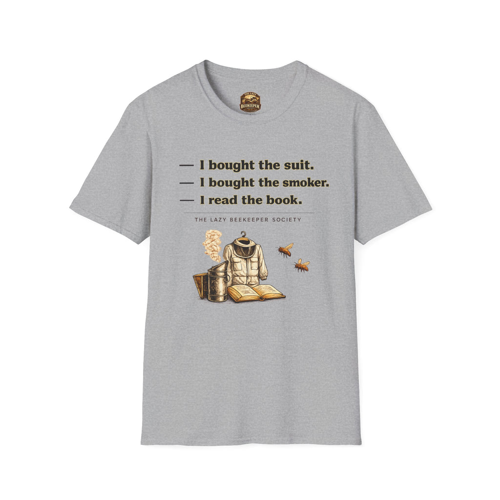 T-Shirt — Humorvolles Literatur-T-Shirt: „Ich kaufte den Anzug. Ich kaufte den Smoker. Ich las das Buch.“