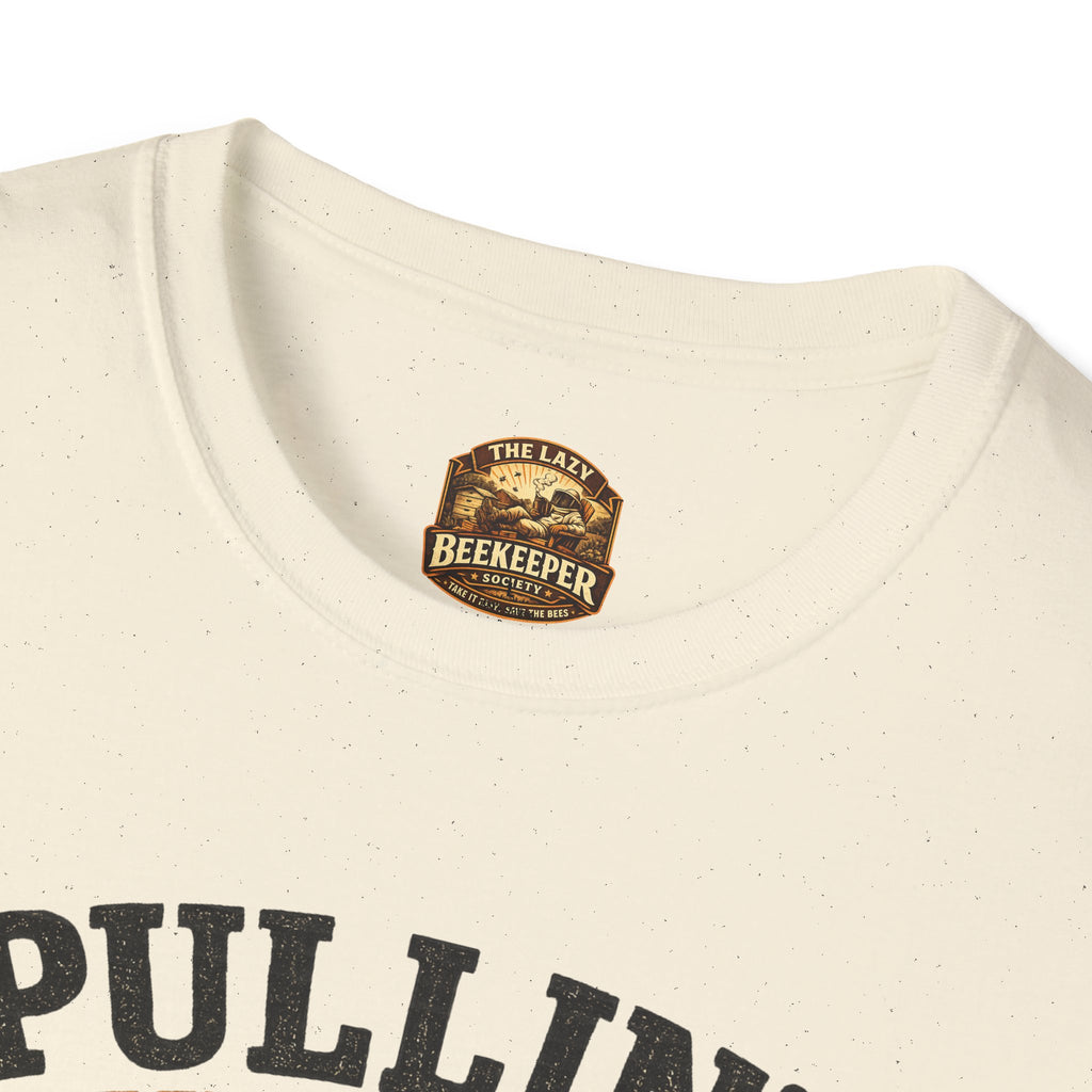 Pullin' Supers Imker-T-Shirt — Built Different