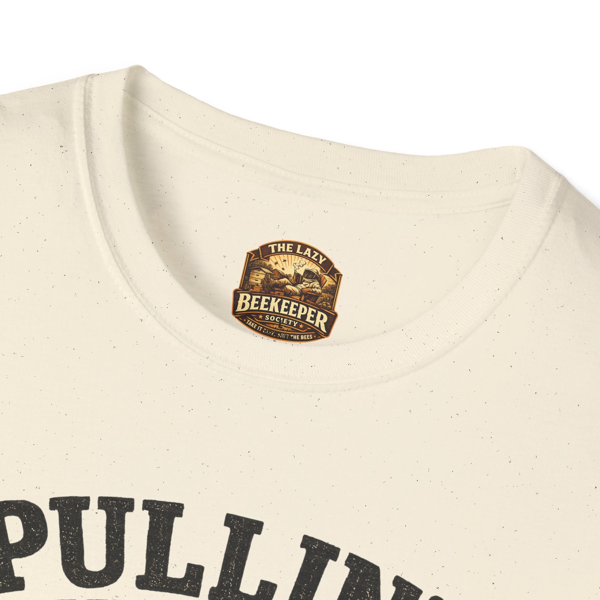 Pullin' Supers Imker-T-Shirt — Built Different