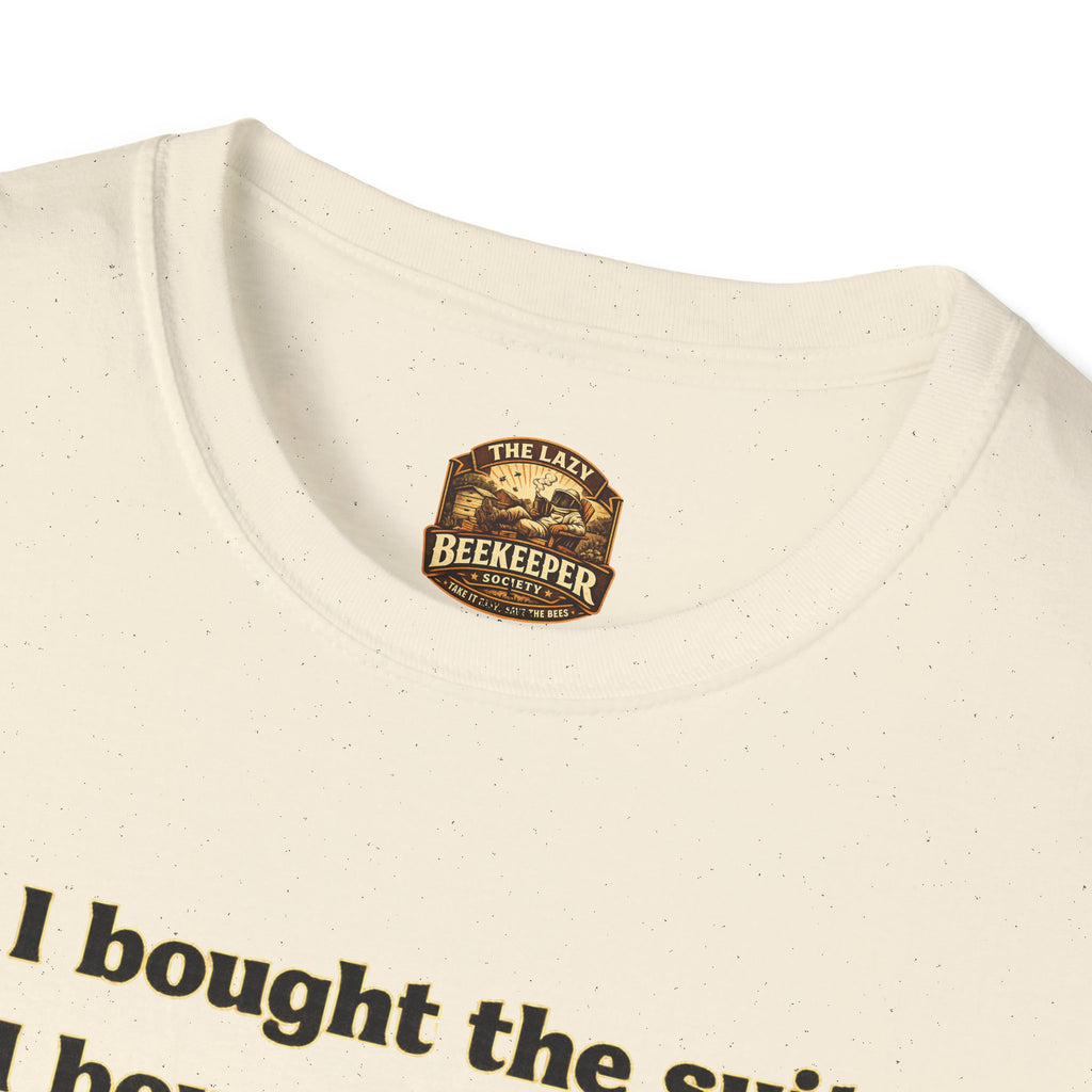 T-Shirt — Humorvolles Literatur-T-Shirt: „Ich kaufte den Anzug. Ich kaufte den Smoker. Ich las das Buch.“