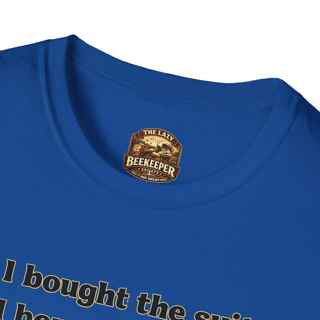 T-Shirt — Humorvolles Literatur-T-Shirt: „Ich kaufte den Anzug. Ich kaufte den Smoker. Ich las das Buch.“