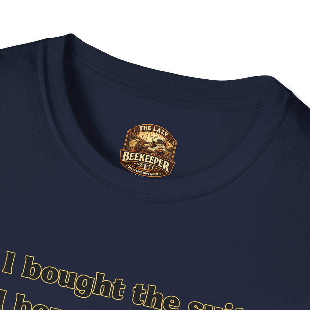 T-Shirt — Humorvolles Literatur-T-Shirt: „Ich kaufte den Anzug. Ich kaufte den Smoker. Ich las das Buch.“