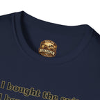 T-Shirt — Humorvolles Literatur-T-Shirt: „Ich kaufte den Anzug. Ich kaufte den Smoker. Ich las das Buch.“