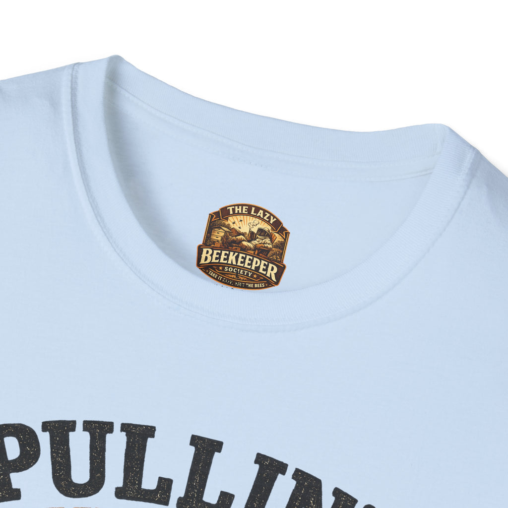 Pullin' Supers Imker-T-Shirt — Built Different