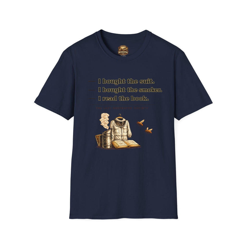 T-Shirt — Humorvolles Literatur-T-Shirt: „Ich kaufte den Anzug. Ich kaufte den Smoker. Ich las das Buch.“