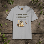 T-Shirt — Humorvolles Literatur-T-Shirt: „Ich kaufte den Anzug. Ich kaufte den Smoker. Ich las das Buch.“