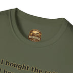 T-Shirt — Humorvolles Literatur-T-Shirt: „Ich kaufte den Anzug. Ich kaufte den Smoker. Ich las das Buch.“