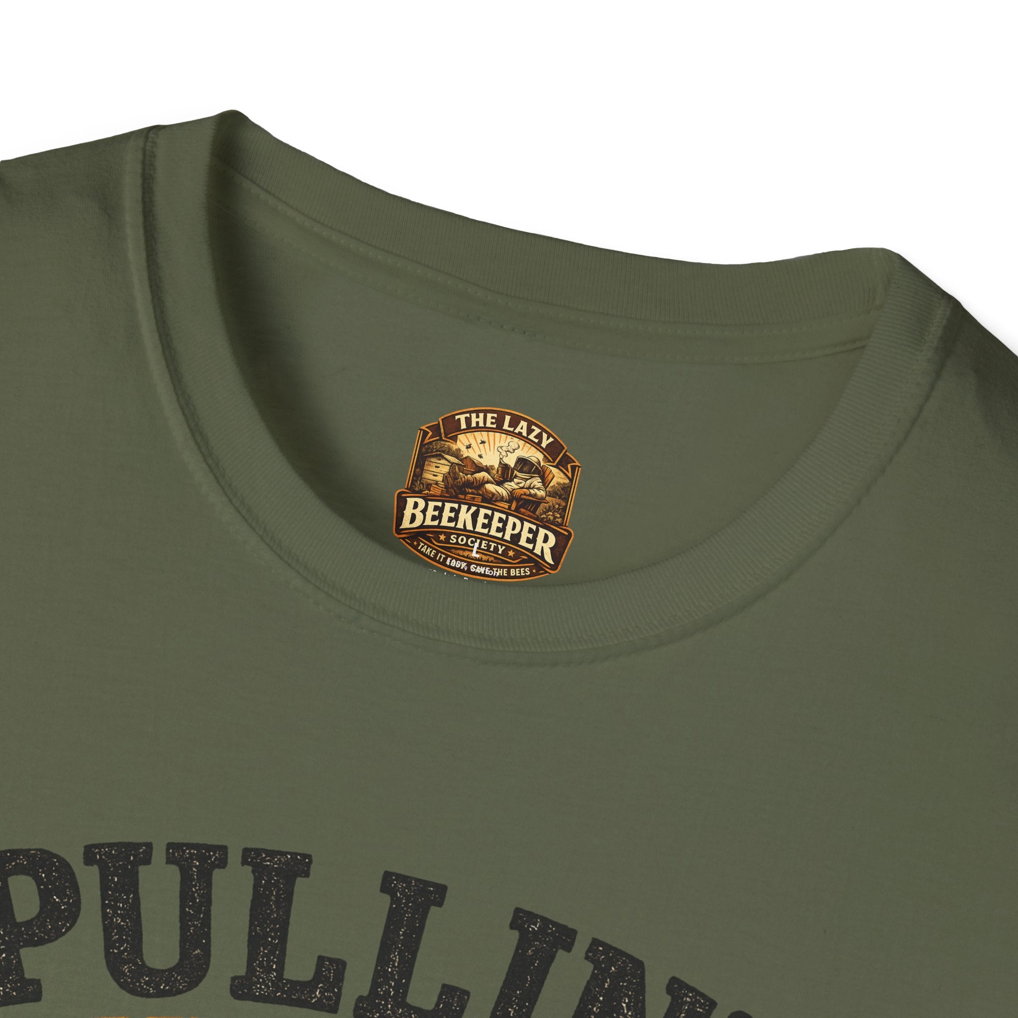 Pullin' Supers Imker-T-Shirt — Built Different