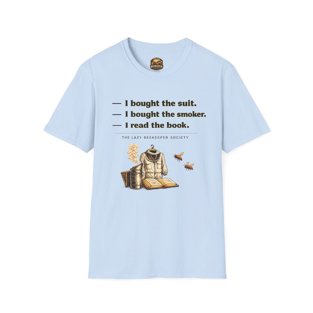 T-Shirt — Humorvolles Literatur-T-Shirt: „Ich kaufte den Anzug. Ich kaufte den Smoker. Ich las das Buch.“