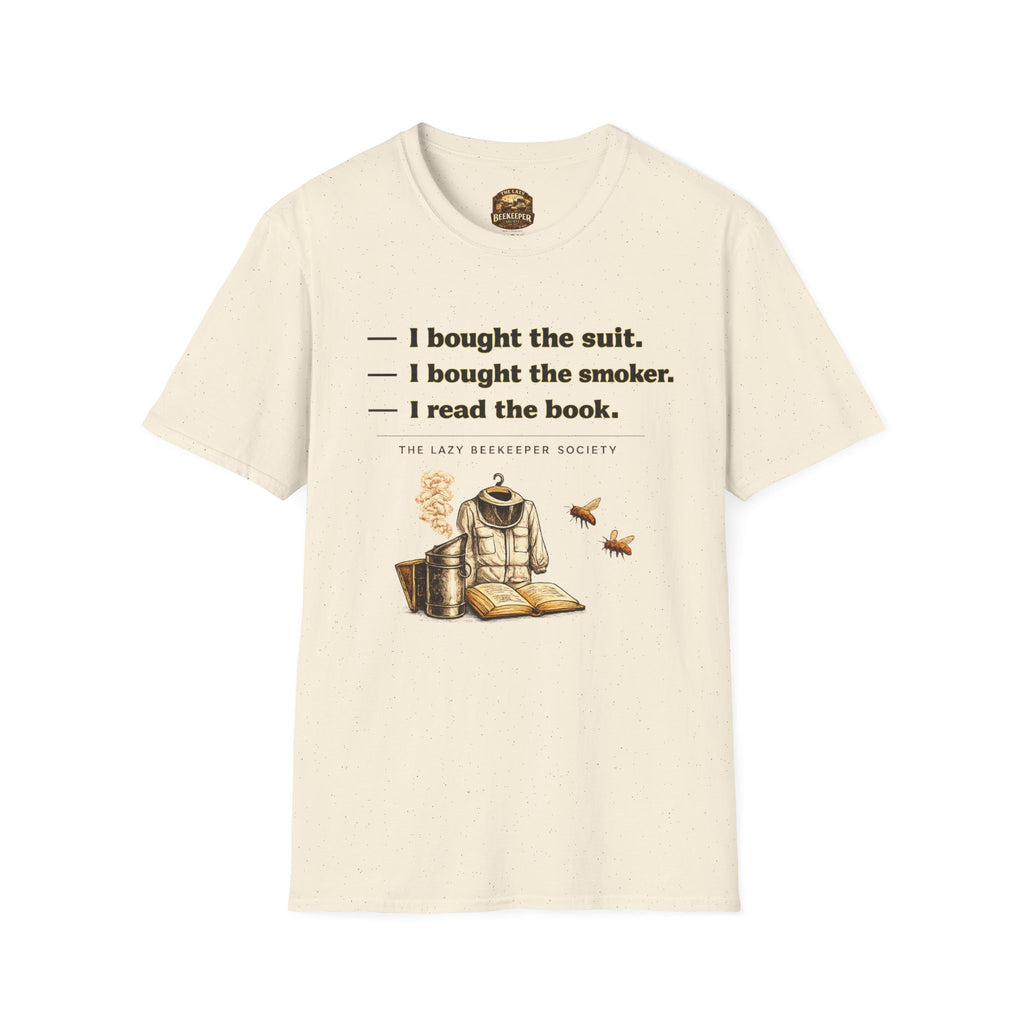 T-Shirt — Humorvolles Literatur-T-Shirt: „Ich kaufte den Anzug. Ich kaufte den Smoker. Ich las das Buch.“