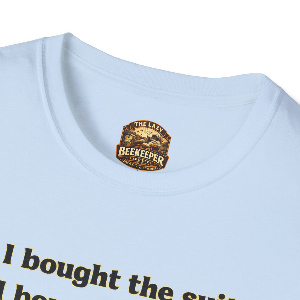 T-Shirt — Humorvolles Literatur-T-Shirt: „Ich kaufte den Anzug. Ich kaufte den Smoker. Ich las das Buch.“