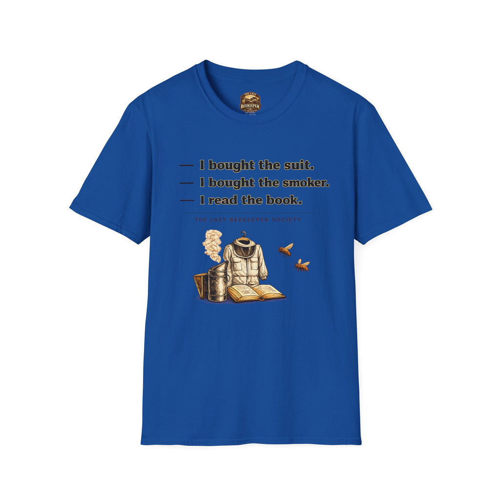 T-Shirt — Humorvolles Literatur-T-Shirt: „Ich kaufte den Anzug. Ich kaufte den Smoker. Ich las das Buch.“