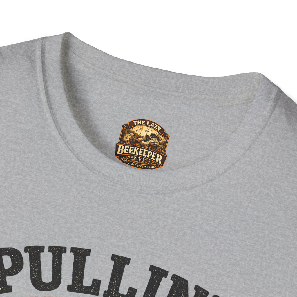Pullin' Supers Imker-T-Shirt — Built Different