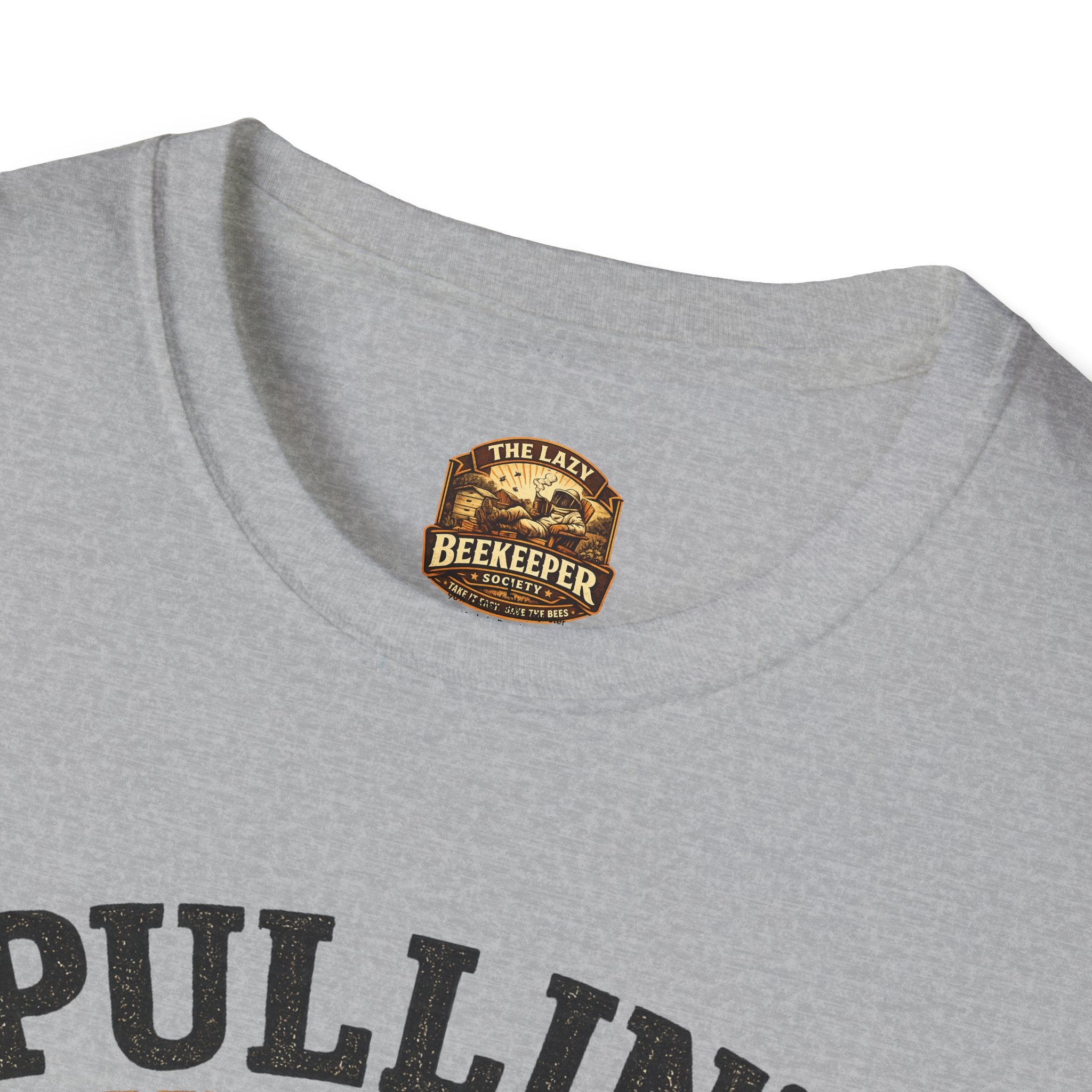 Pullin' Supers Imker-T-Shirt — Built Different